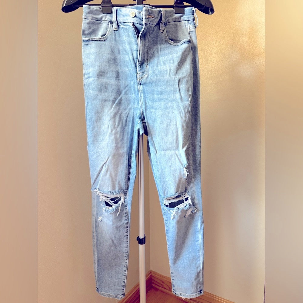 American Eagle Distressed Skinny Jeans – Light Wash